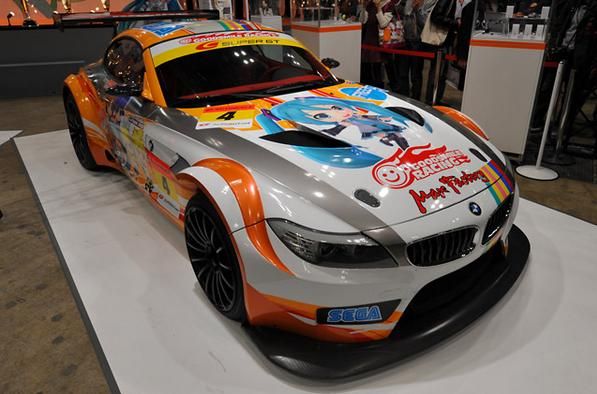 Hatsune Miku Gets Two Racing Cars, Race Queen Look