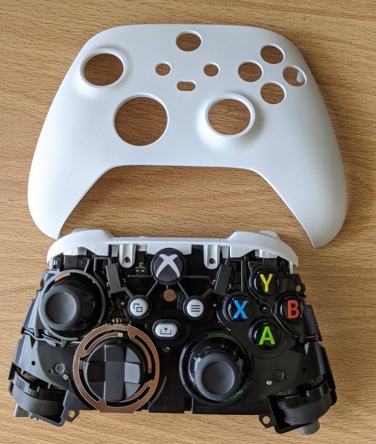 Here’s What an Xbox Series X Controller Looks Like Without Skin