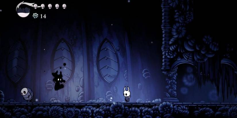 Hollow Knight protagonist facing its shade in the False Knight arena.