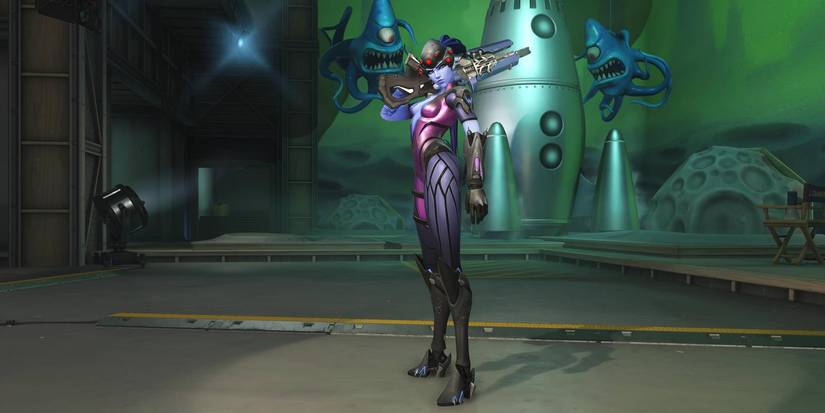 Widowmaker posing