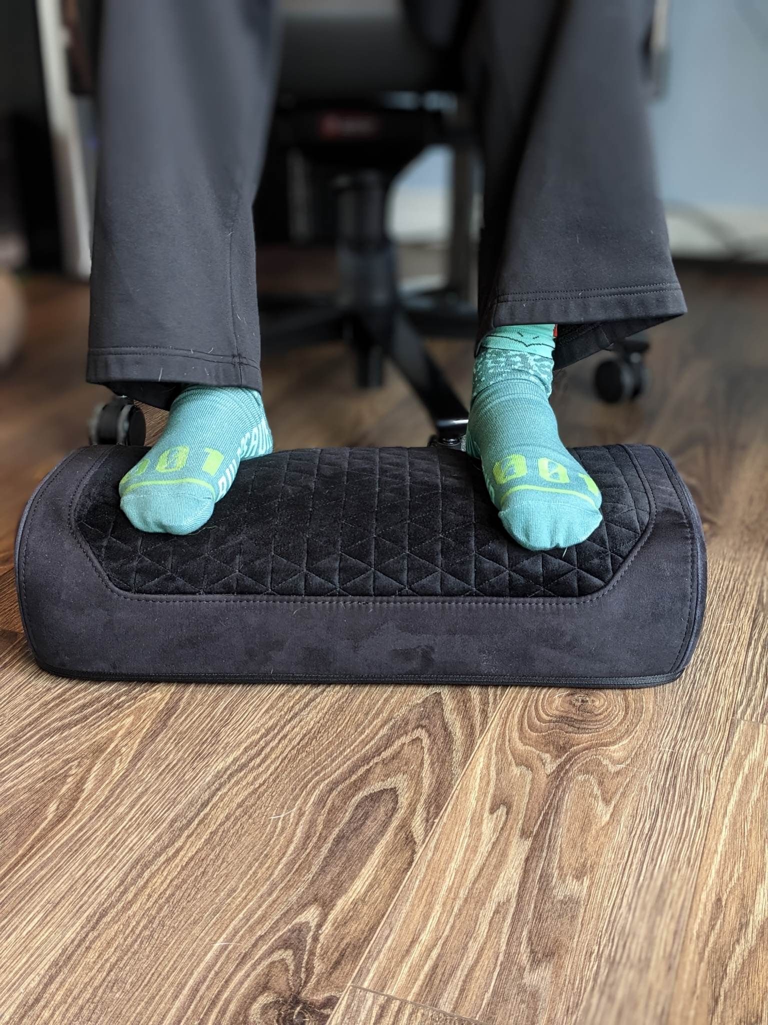 Secretlab Premium PlushCell Footrest Review: Gaming Certified