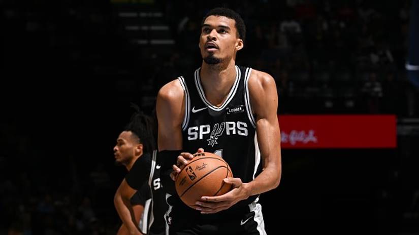 695e935eccf21-Victor-Wenbanyama-1-San Antonio Spurs-Shoot-Free Throws-In Game-vs. Menfi-070945105-16x9